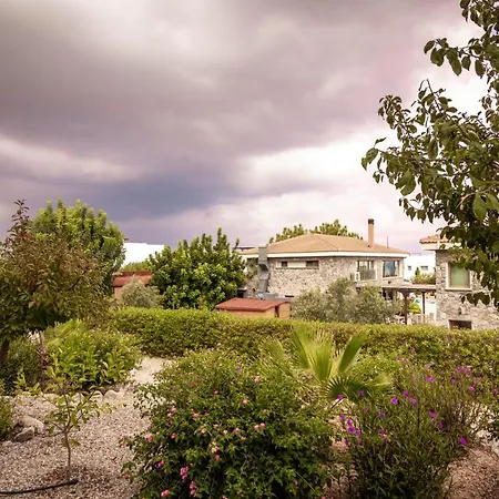 Joya Cyp Sunbathed Garden Apartment *